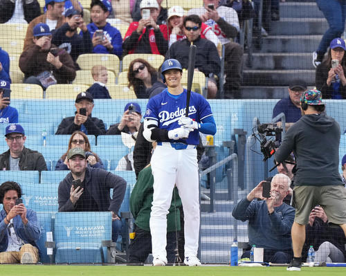 ドジャース対エンゼルス　1回、打席を前に笑顔を見せる大谷（撮影・菅敏）