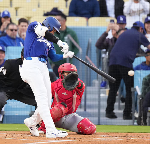 ドジャース対エンゼルス　1回裏ドジャース1死、三ゴロに倒れる大谷（撮影・菅敏）