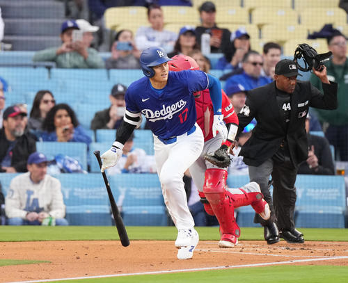 ドジャース対エンゼルス　1回裏ドジャース1死、三ゴロに倒れる大谷（撮影・菅敏）