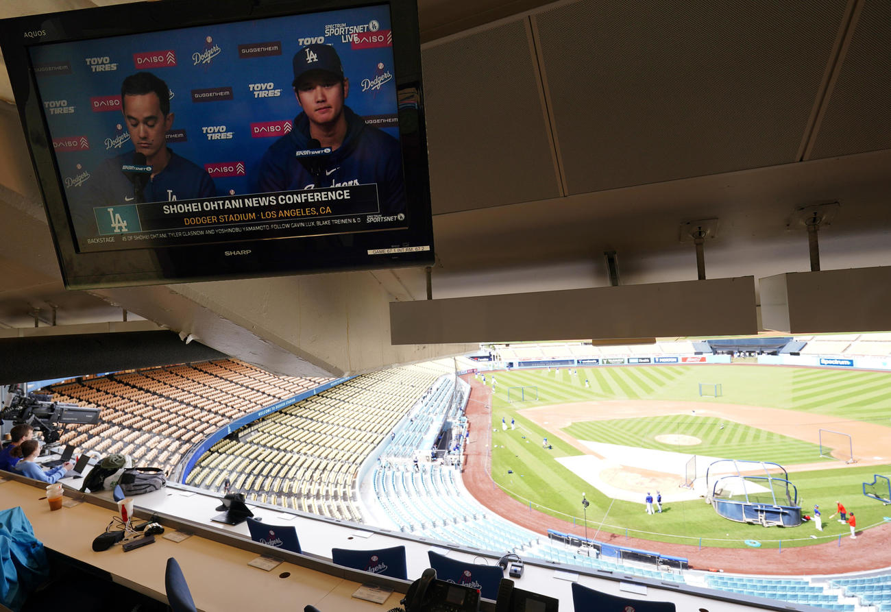 ドジャースタジアムの記者席に映されたドジャース大谷の会見（撮影・菅敏）