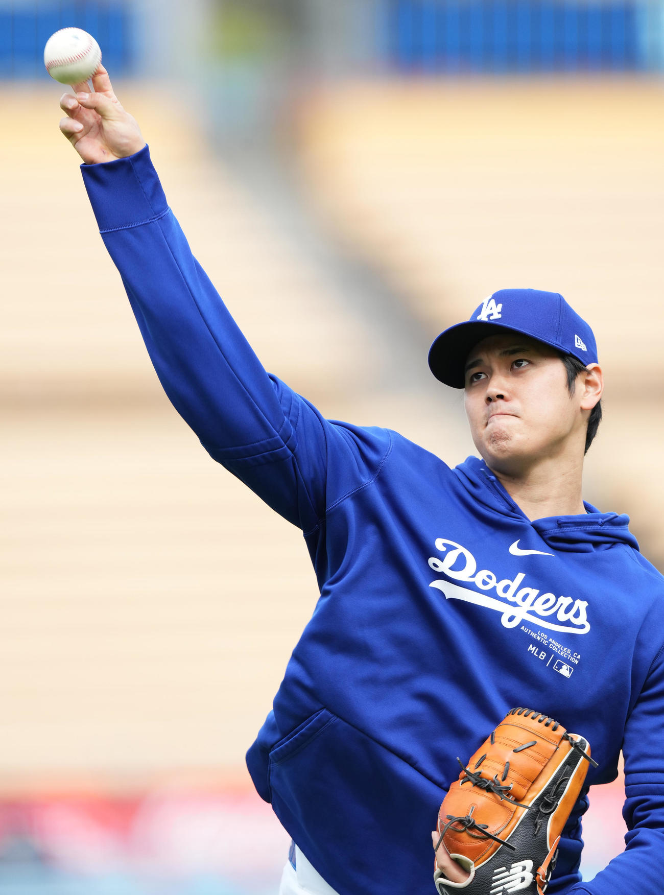 右ひじ手術後、初めてキャッチボールをするドジャース大谷（撮影・菅敏）