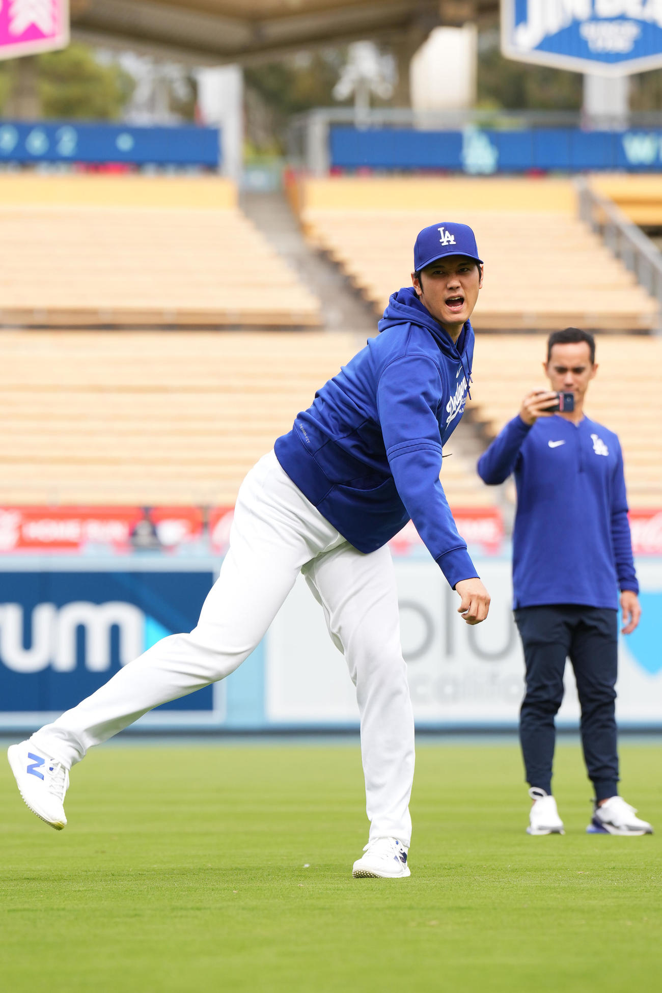 右ひじ手術後、初めてキャッチボールをするドジャース大谷（撮影・菅敏）