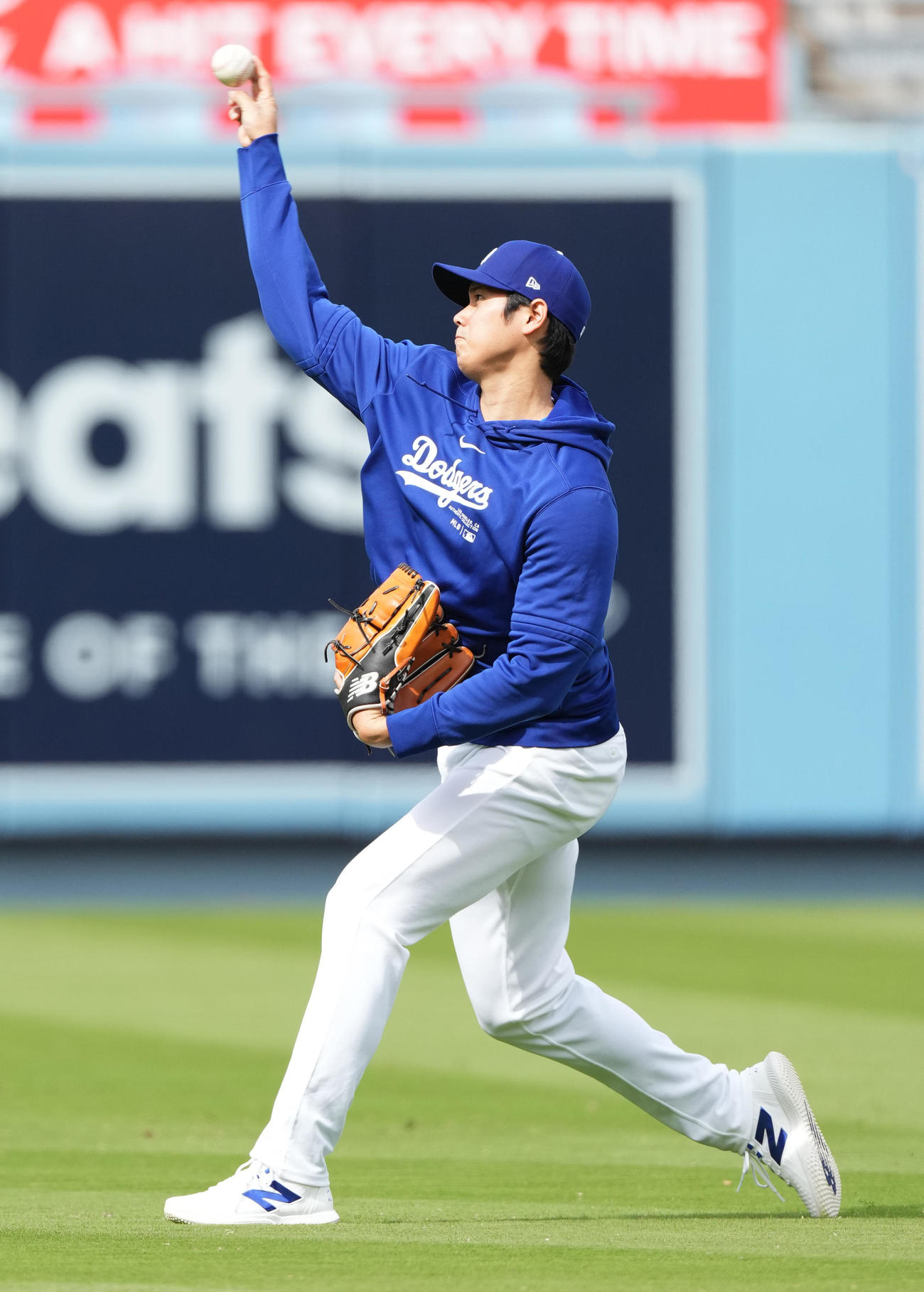 右ひじ手術後、初めてキャッチボールをするドジャース大谷（撮影・菅敏）