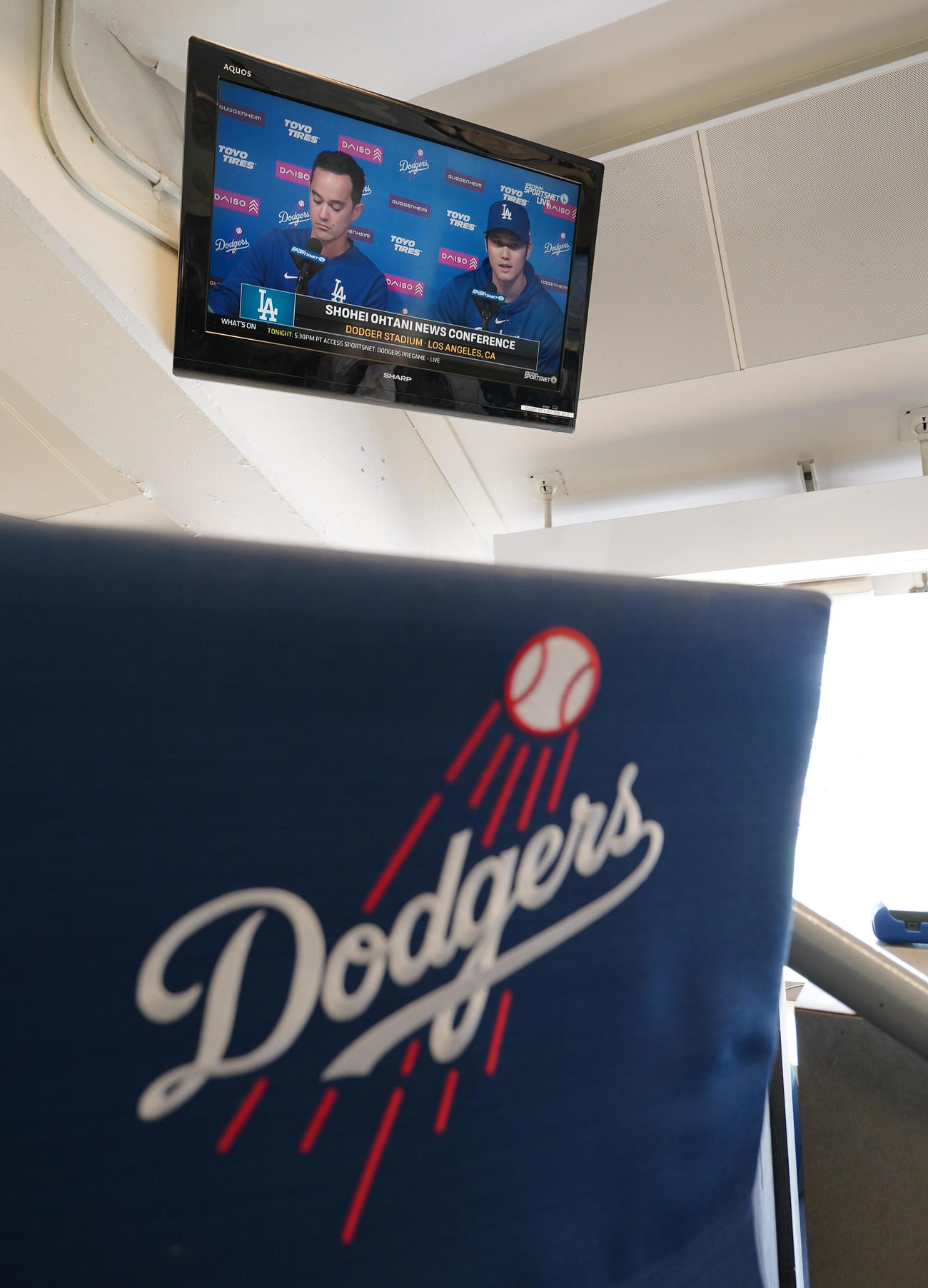 ドジャースタジアムの記者席に映されたドジャース大谷の会見（撮影・菅敏）