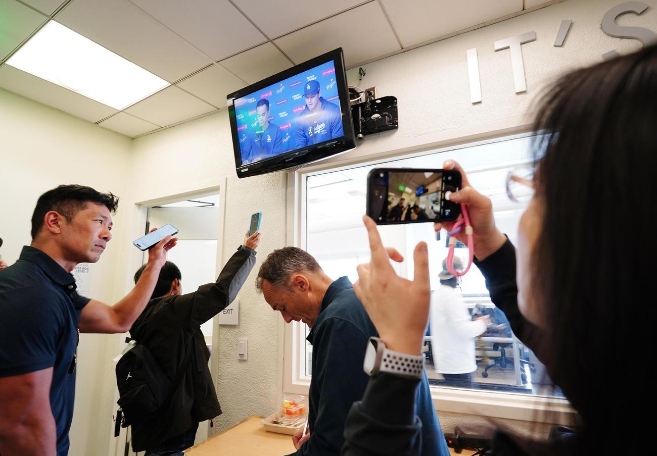 ドジャースタジアムの記者席に映されたドジャース大谷の会見（撮影・菅敏）