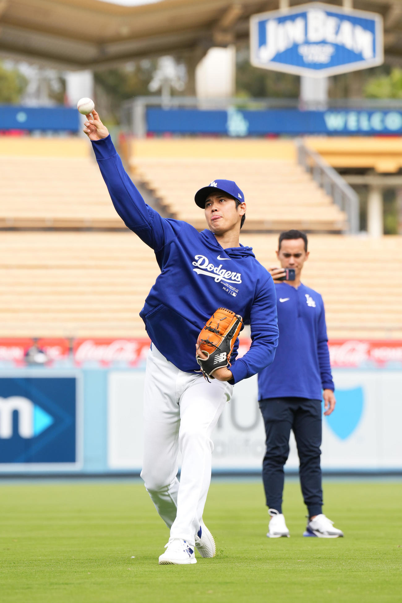 右ひじ手術後、初めてキャッチボールをするドジャース大谷（撮影・菅敏）