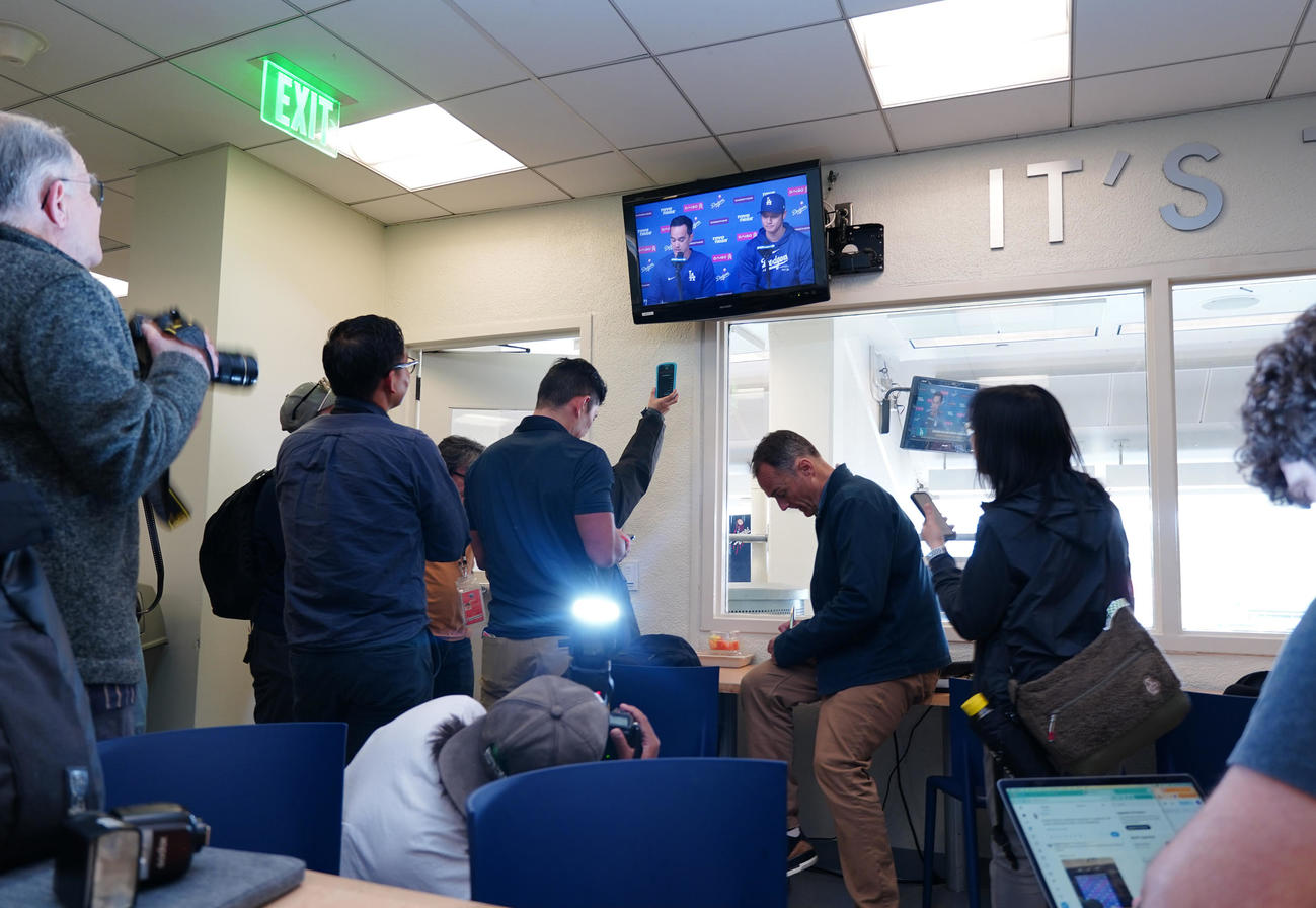 ドジャースタジアムの記者席に映されたドジャース大谷の会見（撮影・菅敏）