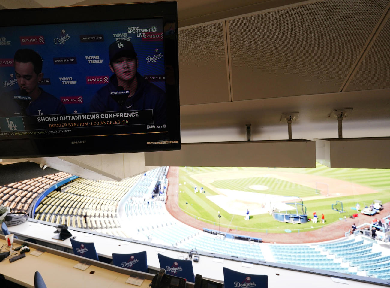 ドジャースタジアムの記者席に映されたドジャース大谷の会見（撮影・菅敏）
