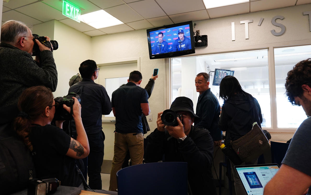 ドジャースタジアムの記者席に映されたドジャース大谷の会見（撮影・菅敏）