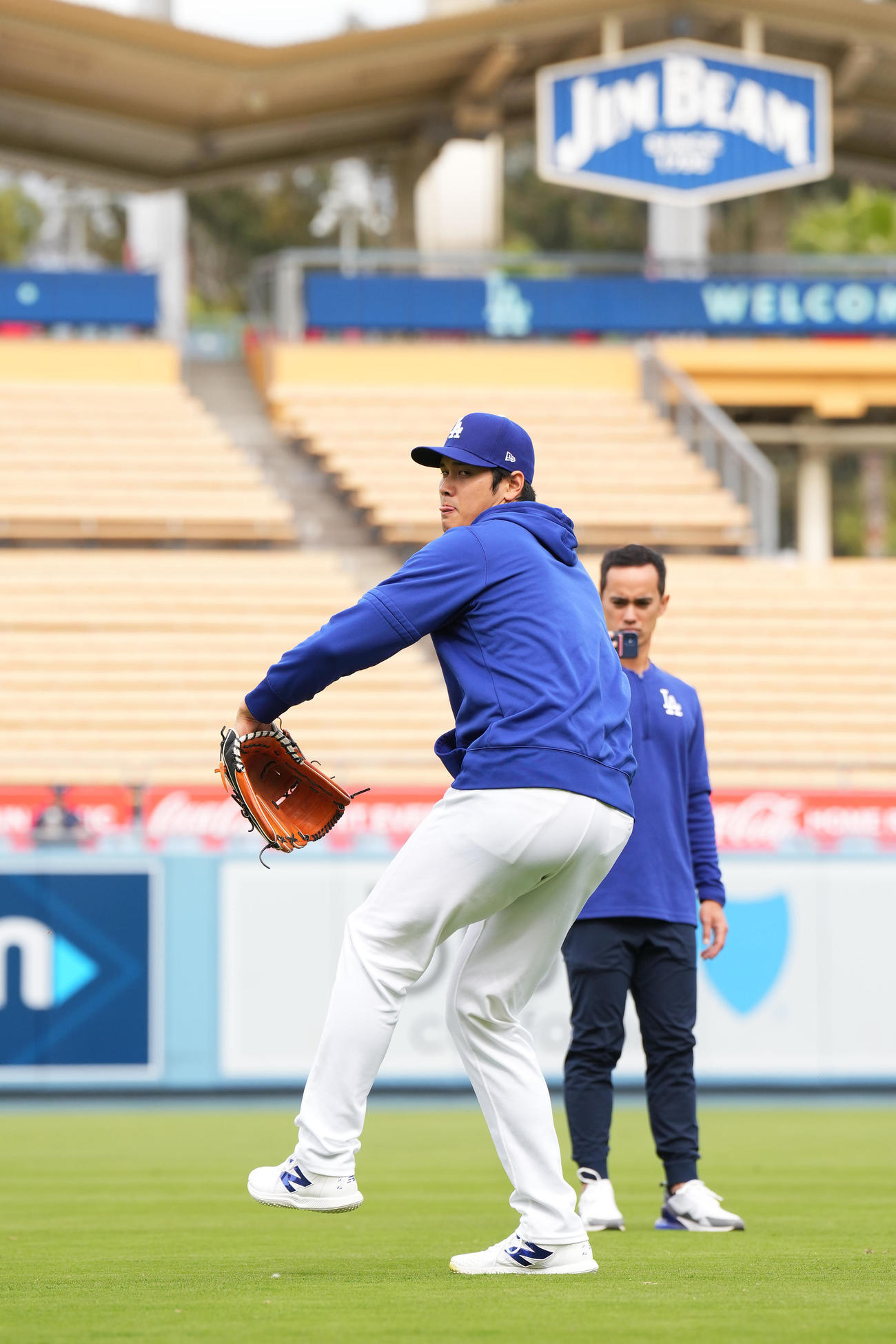右ひじ手術後、初めてキャッチボールをするドジャース大谷（撮影・菅敏）