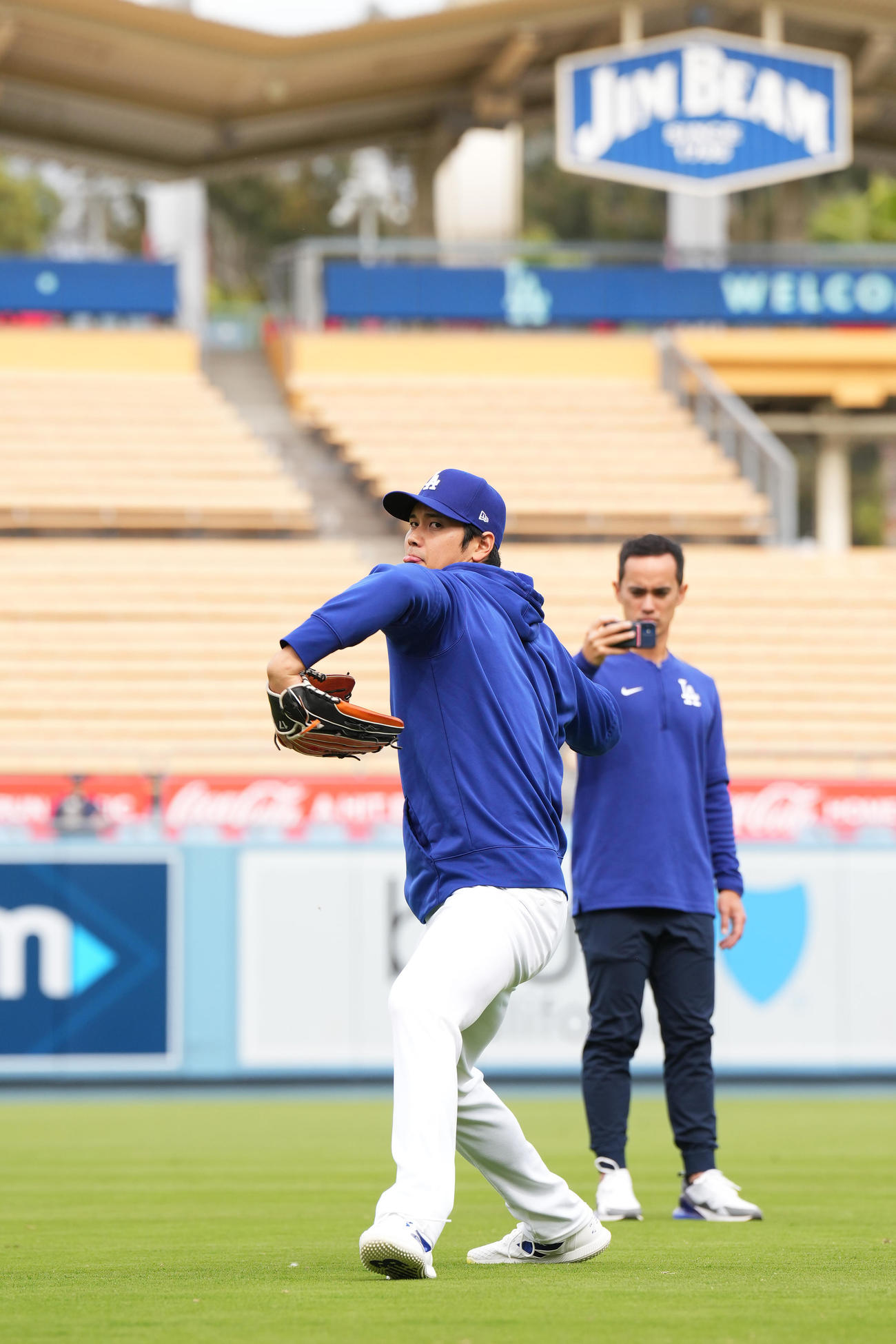 右ひじ手術後、初めてキャッチボールをするドジャース大谷（撮影・菅敏）