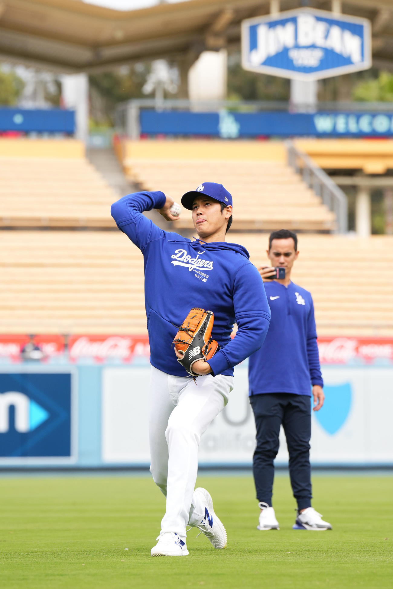 右ひじ手術後、初めてキャッチボールをするドジャース大谷（撮影・菅敏）
