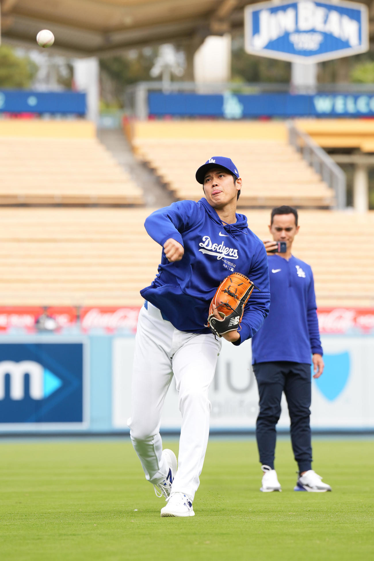 右ひじ手術後、初めてキャッチボールをするドジャース大谷（撮影・菅敏）