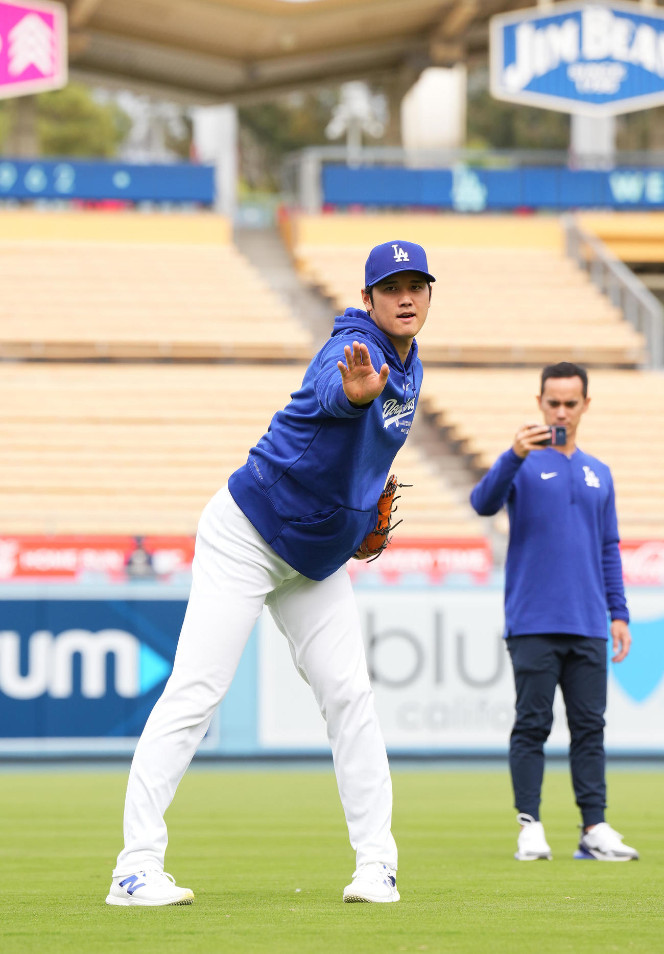 右ひじ手術後、初めてキャッチボールをするドジャース大谷（撮影・菅敏）