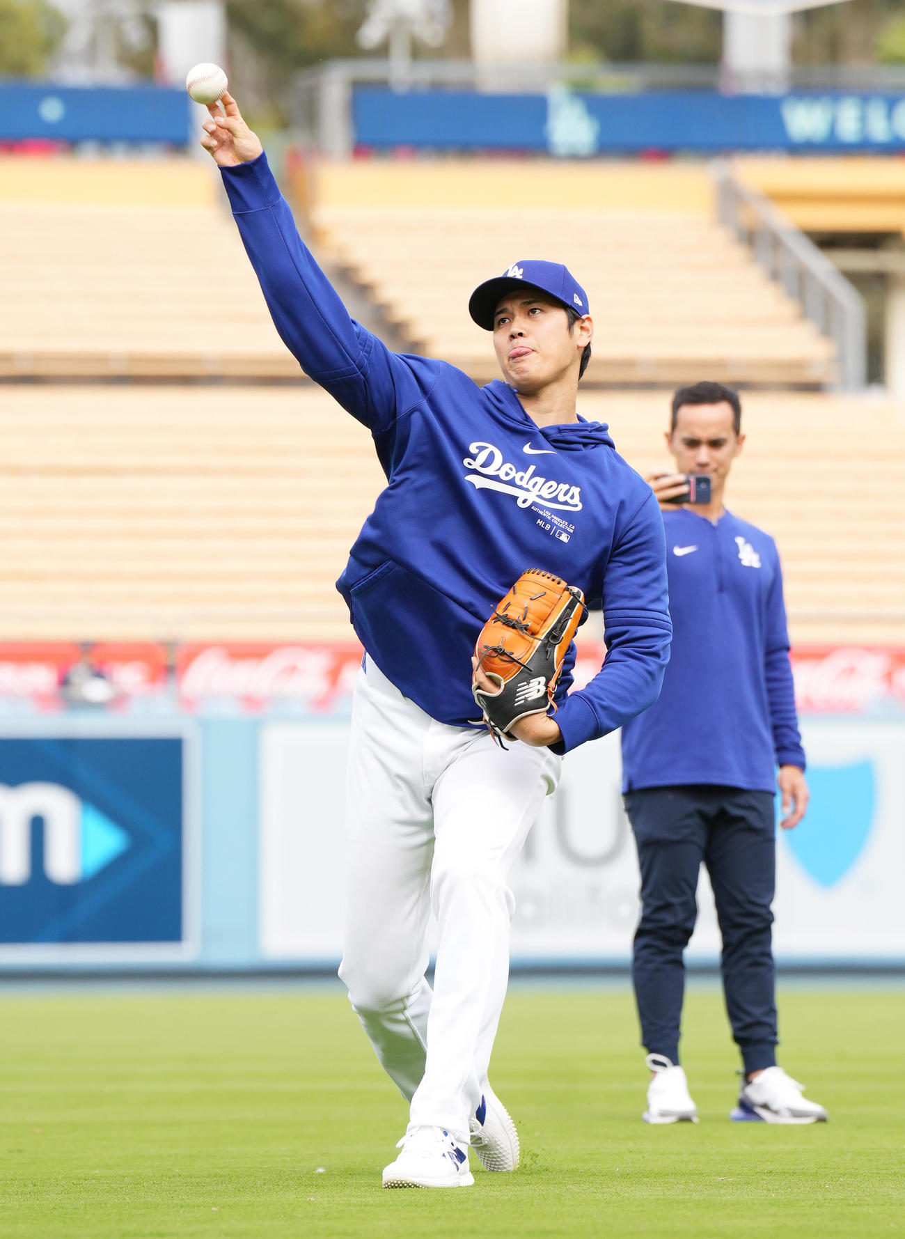 右ひじ手術後、初めてキャッチボールをするドジャース大谷（撮影・菅敏）