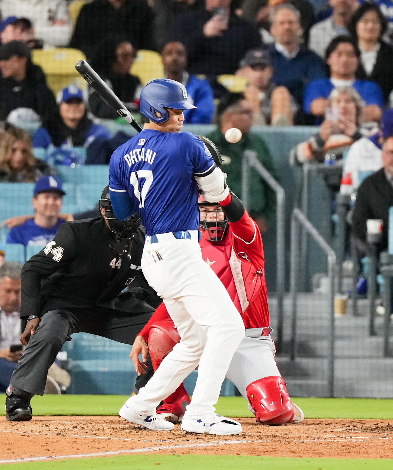 ドジャース対エンゼルス　5回裏ドジャース2死、顔面付近のボールを避けて四球を選ぶ大谷（撮影・菅敏）