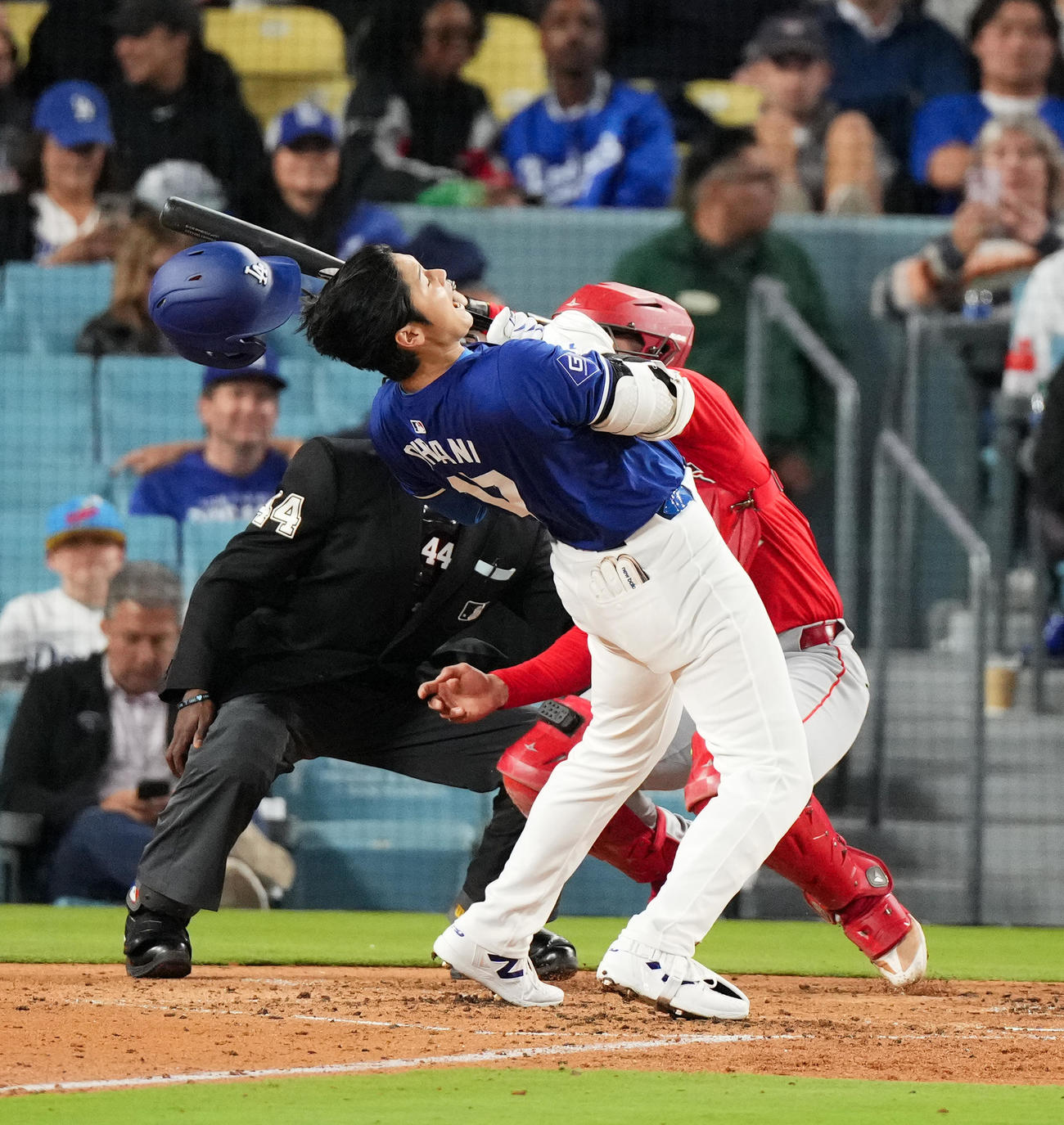 ドジャース対エンゼルス　5回裏ドジャース2死、顔面付近のボールを避けて四球を選ぶ大谷（撮影・菅敏）