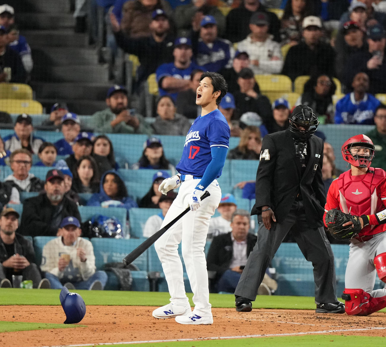 ドジャース対エンゼルス　5回裏ドジャース2死、顔面付近のボールを避けて四球を選ぶ大谷は、思わず叫ぶ（撮影・菅敏）