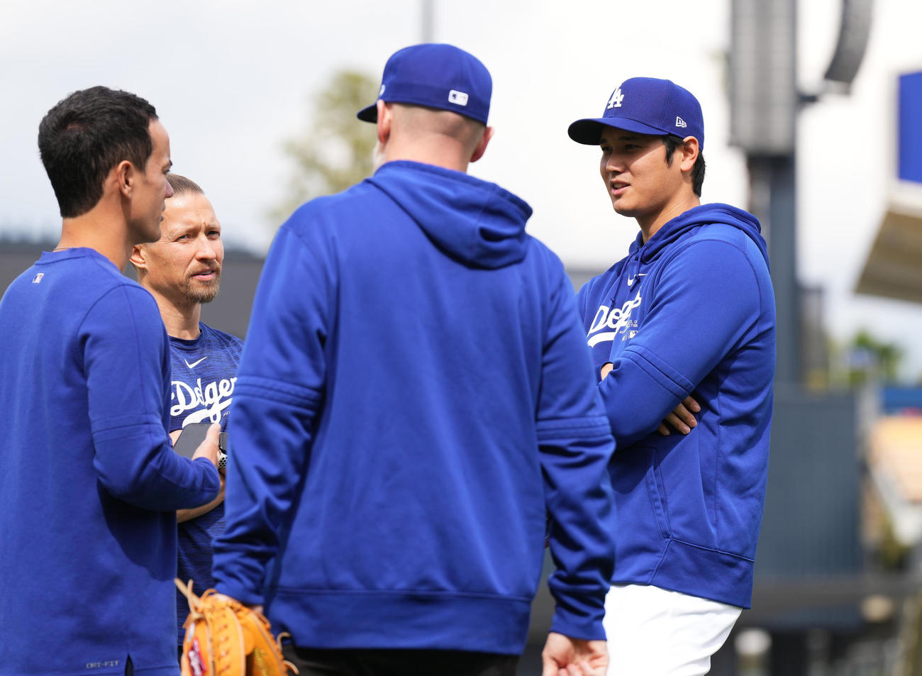 キャッチボールを終え、アイアトン通訳（左端）らと話すドジャース大谷（撮影・菅敏）