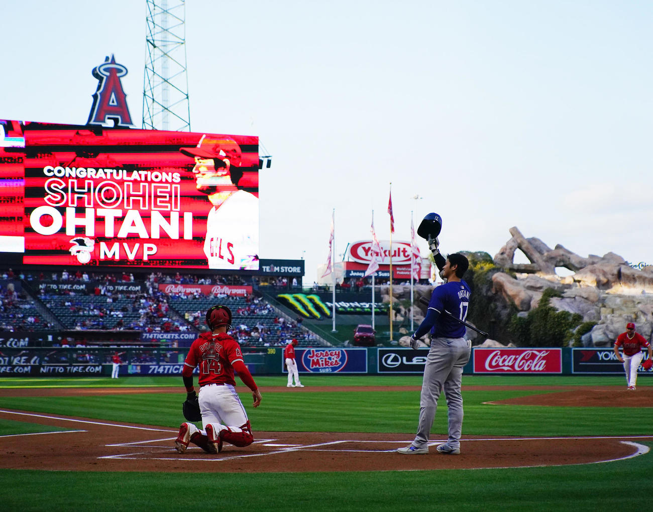 エンゼルス対ドジャース　1回表ドジャース1死、古巣のファンからのスタンディングオベーションに応える大谷（撮影・菅敏）＝2024年3月26日撮影