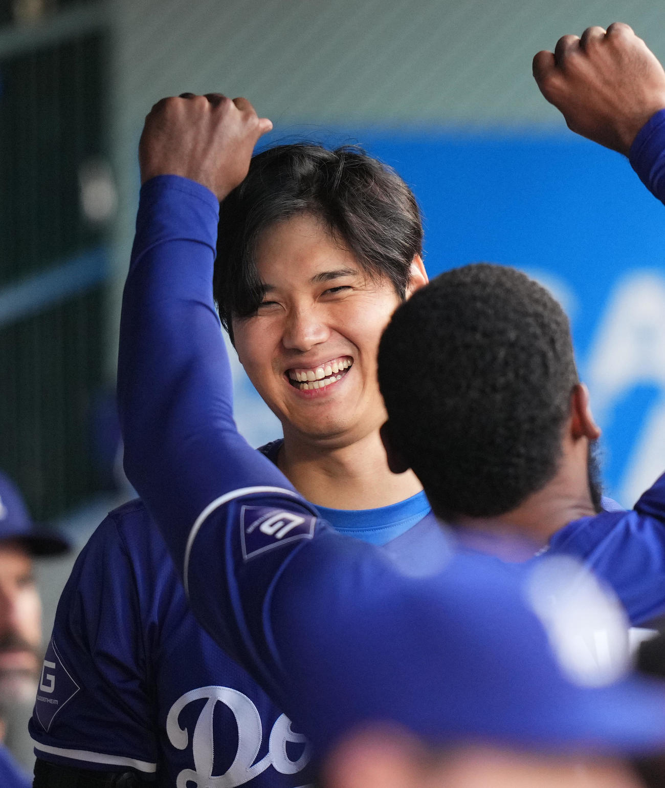 エンゼルス対ドジャース　ベンチでヘルナンデス（手前）と笑顔で話す大谷（撮影・菅敏）