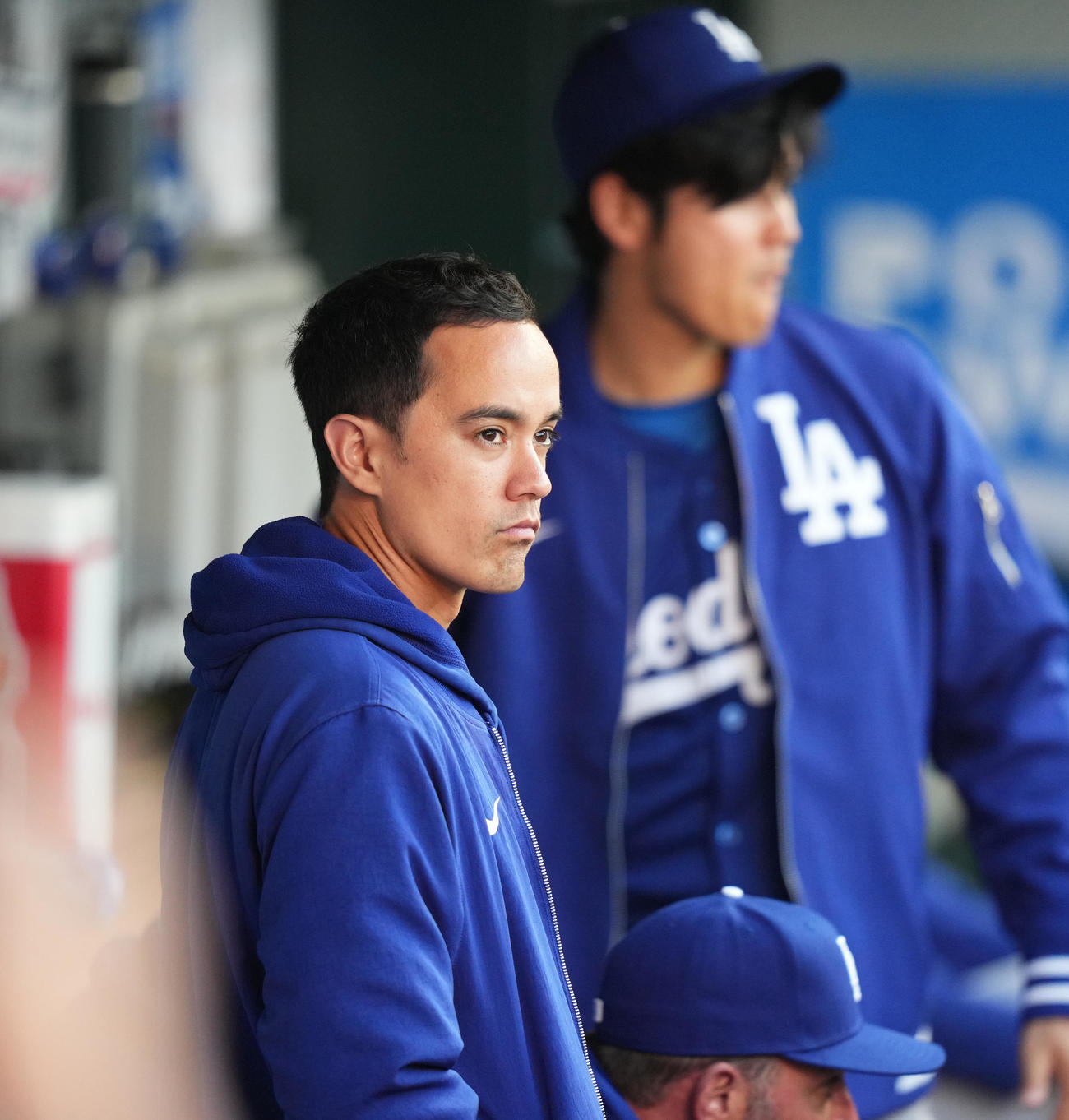 エンゼルス対ドジャース　ベンチで大谷（後方）に付き添うアイアトン通訳（撮影・菅敏）