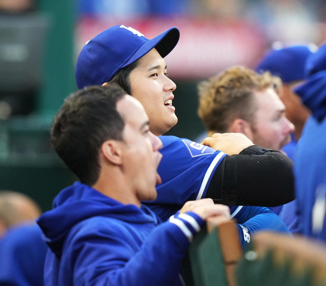 エンゼルス対ドジャース　ベンチでアイアトン通訳（手前）と試合を見守るドジャース大谷（撮影・菅敏）