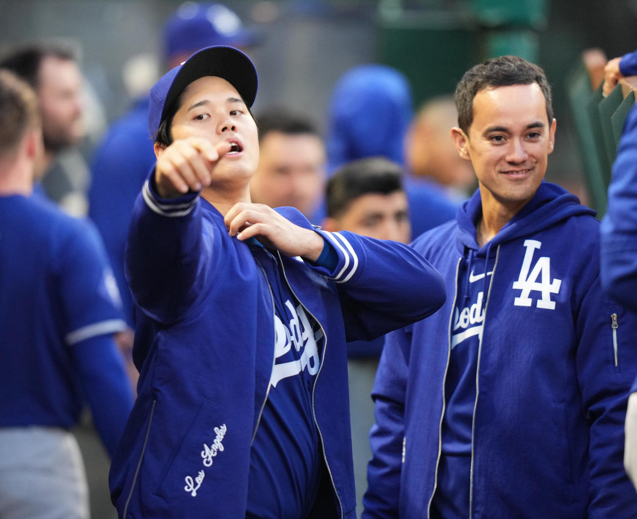 エンゼルス対ドジャース　ベンチでアイアトン通訳（右）と話すドジャース大谷（撮影・菅敏）
