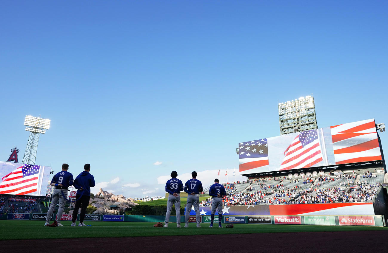エンゼルス対ドジャース　試合前、フィールドに整列し、米国国歌に聞き入るドジャース大谷（右から2人目）（撮影・菅敏）
