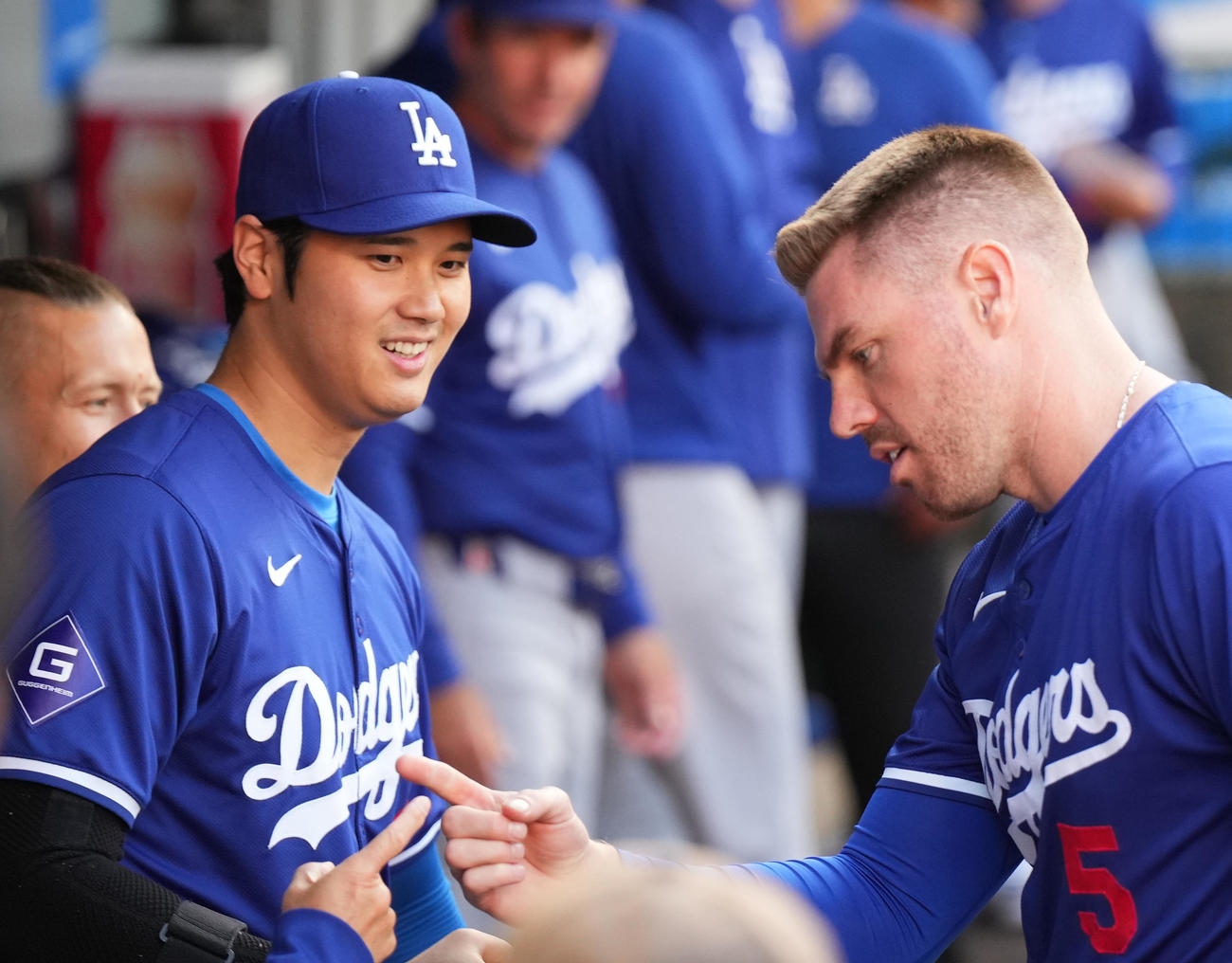 エンゼルス対ドジャース　試合前、ベンチでフリーマン（右）と気合を入れるドジャース大谷（撮影・菅敏）