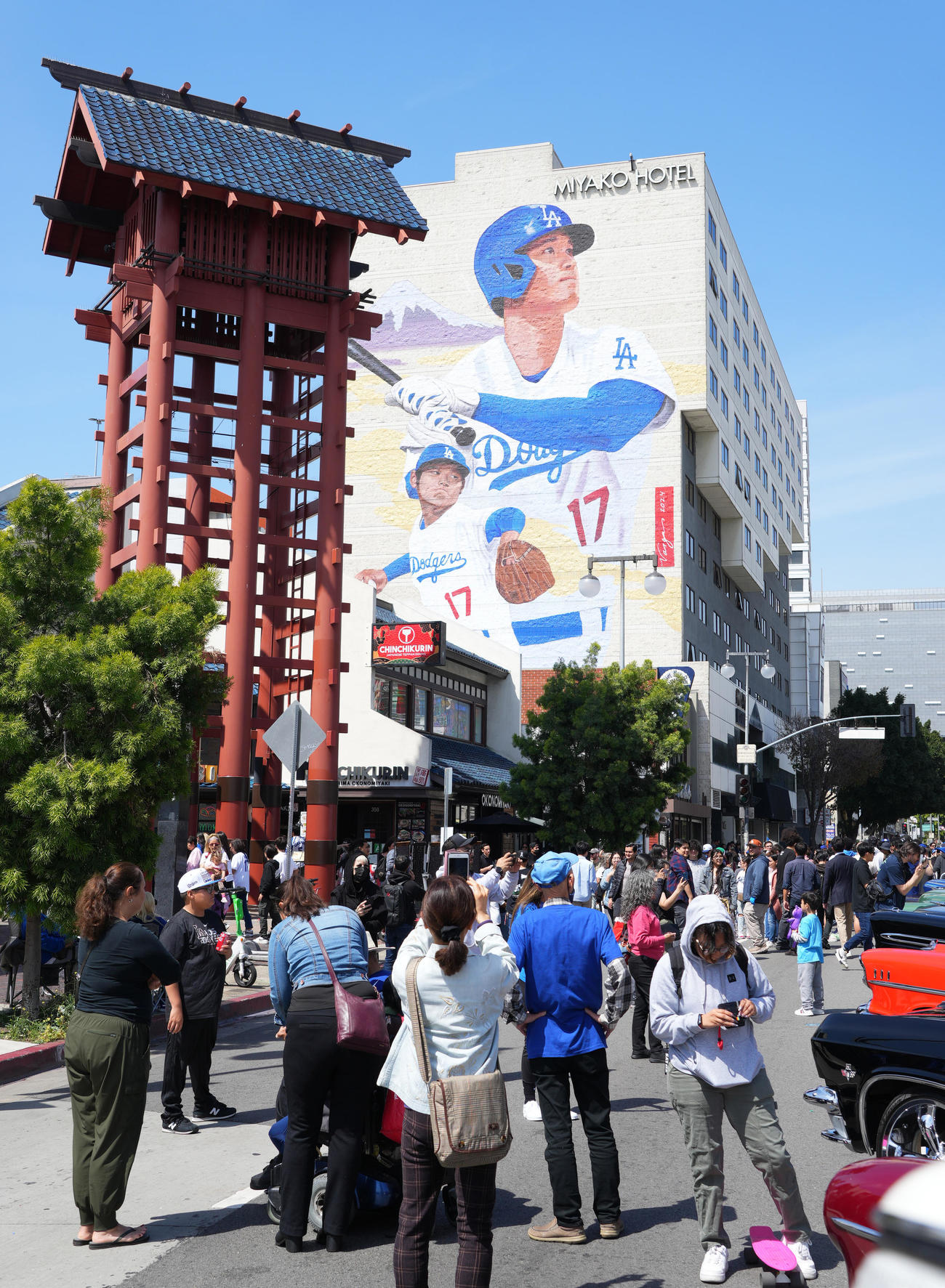 米国ロサンゼルスのミヤコホテルに描かれたドジャース大谷の巨大壁画（撮影・菅敏）
