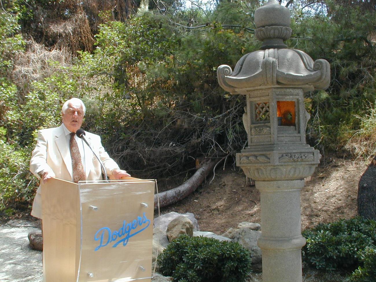 03年7月、日本交流の記念に作られた灯ろうの前であいさつするドジャーズのラソーダ副社長