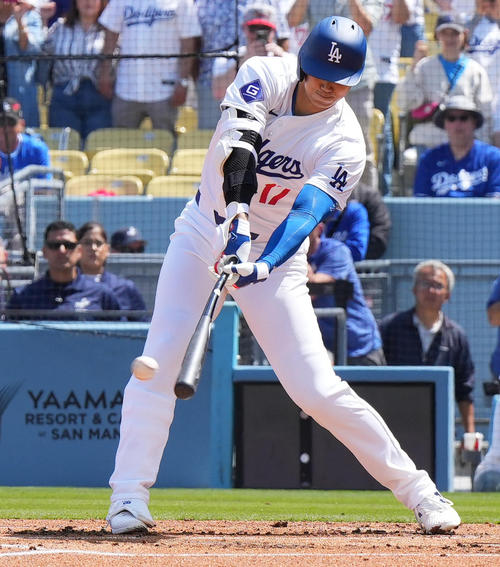 ドジャース対カージナルス　1回裏ドジャース無死一塁、右二塁打を放つ大谷（撮影・菅敏）