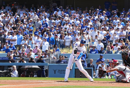 ドジャース対カージナルス　1回裏ドジャース無死一塁、右二塁打を放つ大谷（撮影・菅敏）