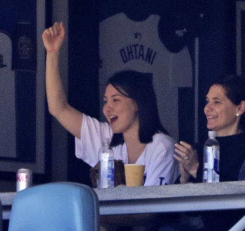 カージナルス戦を観戦するドジャース大谷の妻真美子さん（左）＝ロサンゼルス（共同）