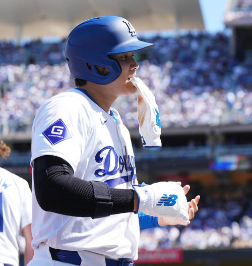 ドジャース対カージナルス　5回、一塁残塁に終わり、ベンチに戻る大谷（撮影・菅敏）