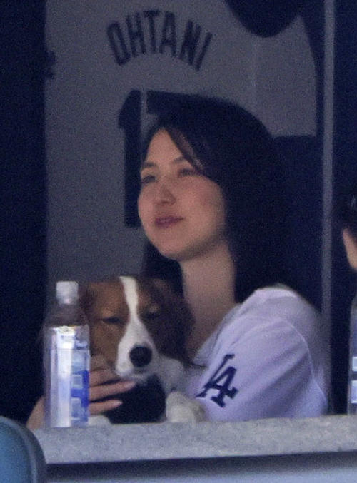カージナルス戦を観戦するドジャース大谷の妻真美子さん（共同）