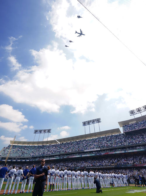 ドジャース対カージナルス　試合前のセレモニーでフィールドに整列する両軍の上を飛行機が通過する（撮影・菅敏）