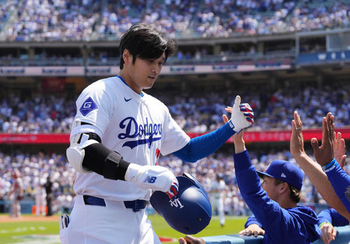 ドジャース対カージナルス　1回裏ドジャース無死一塁、右二塁打を放つも、アウトとなった大谷は、山本（右）らに迎えられる（撮影・菅敏）