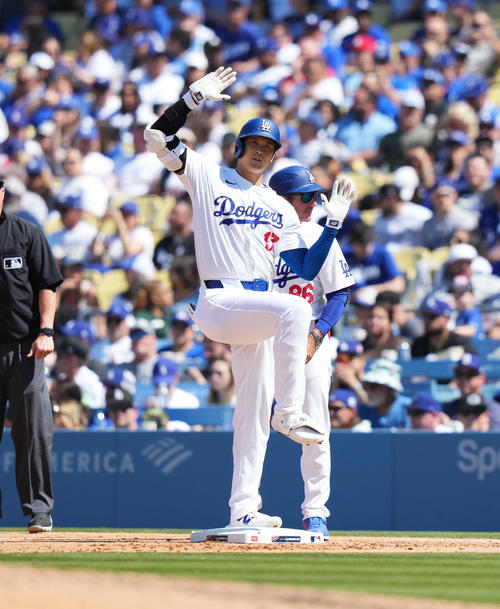ドジャース対カージナルス　5回裏ドジャース1死、右前打を放ち、ポーズをとる大谷（撮影・菅敏）