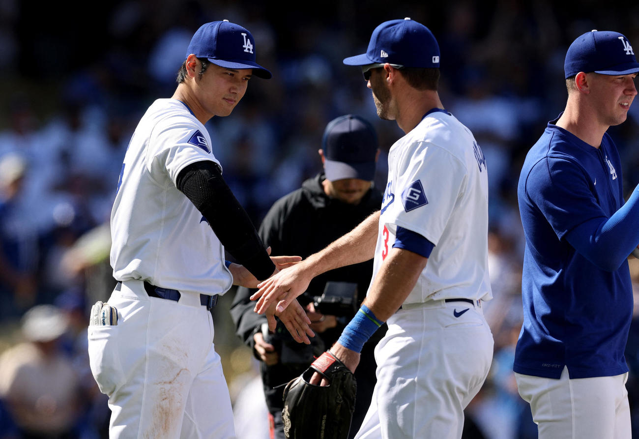 ドジャース対カージナルス　試合後、テイラーと勝利のタッチをかわす大谷翔平（USA TODAY Sports＝ロイター）