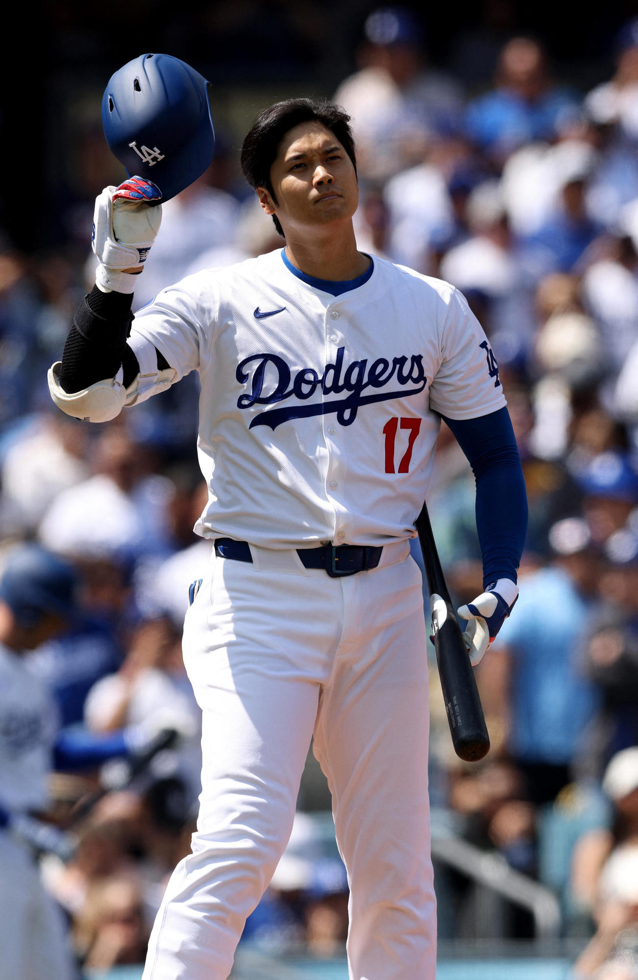 ドジャース対カージナルス　1回裏ドジャース無死一塁、ヘルメットをとってあいさつする大谷（USA TODAY Sports＝ロイター）