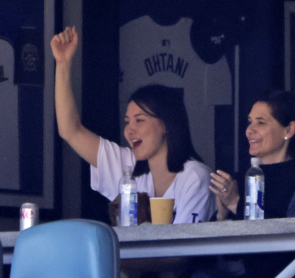 カージナルス戦を観戦するドジャース大谷の妻真美子さん（左）＝ロサンゼルス（共同）
