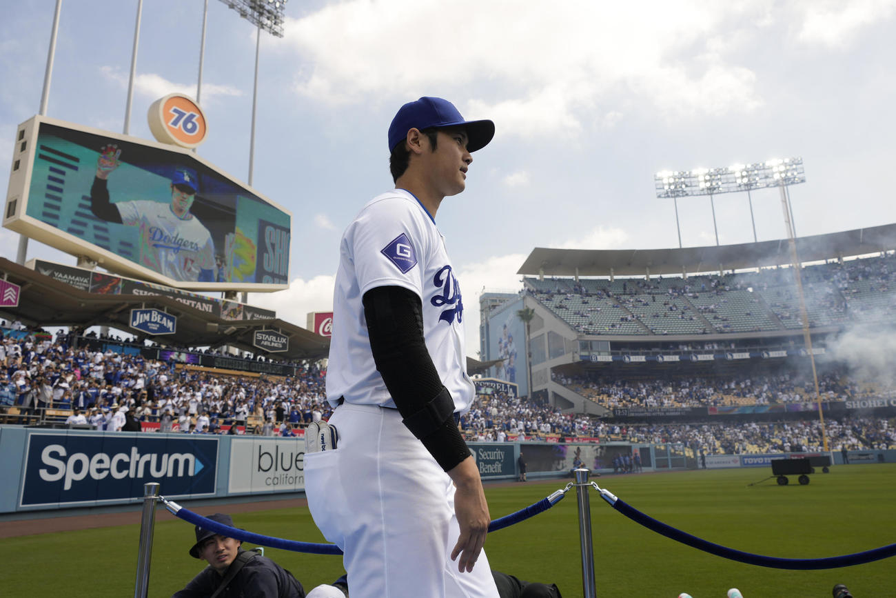 ドジャース対カージナルス　試合前セレモニーで本拠グラウンドに登場した大谷翔平（AP）