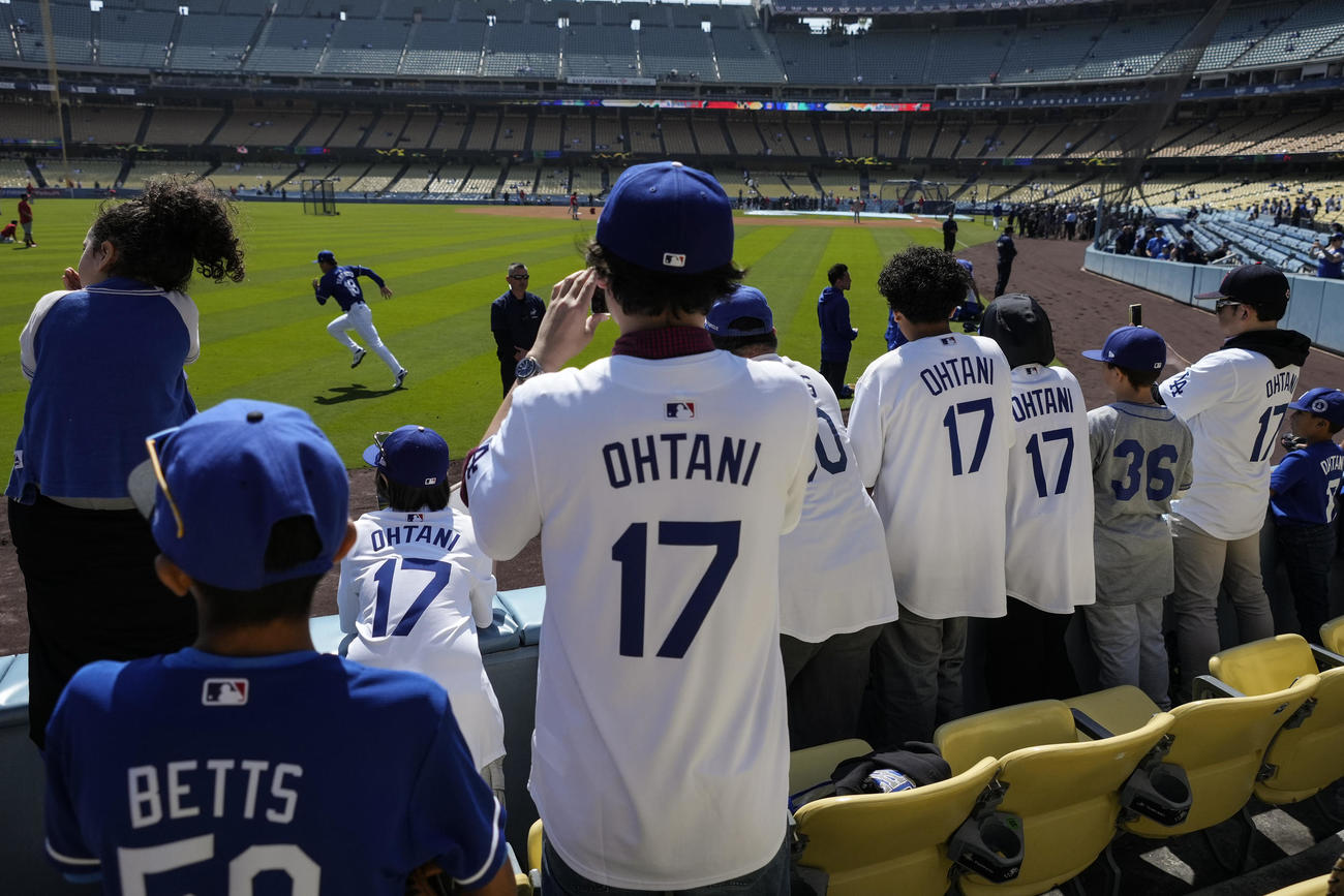 ドジャース対カージナルス　試合前の練習を見守るファンの多くが大谷のユニホームを着ていた（AP）