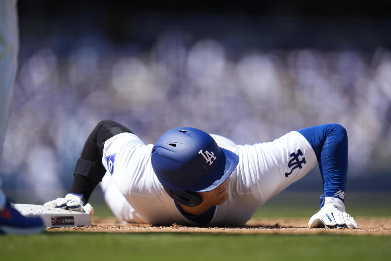 ドジャース対カージナルス　5回裏、一塁に頭から帰塁した大谷（AP）