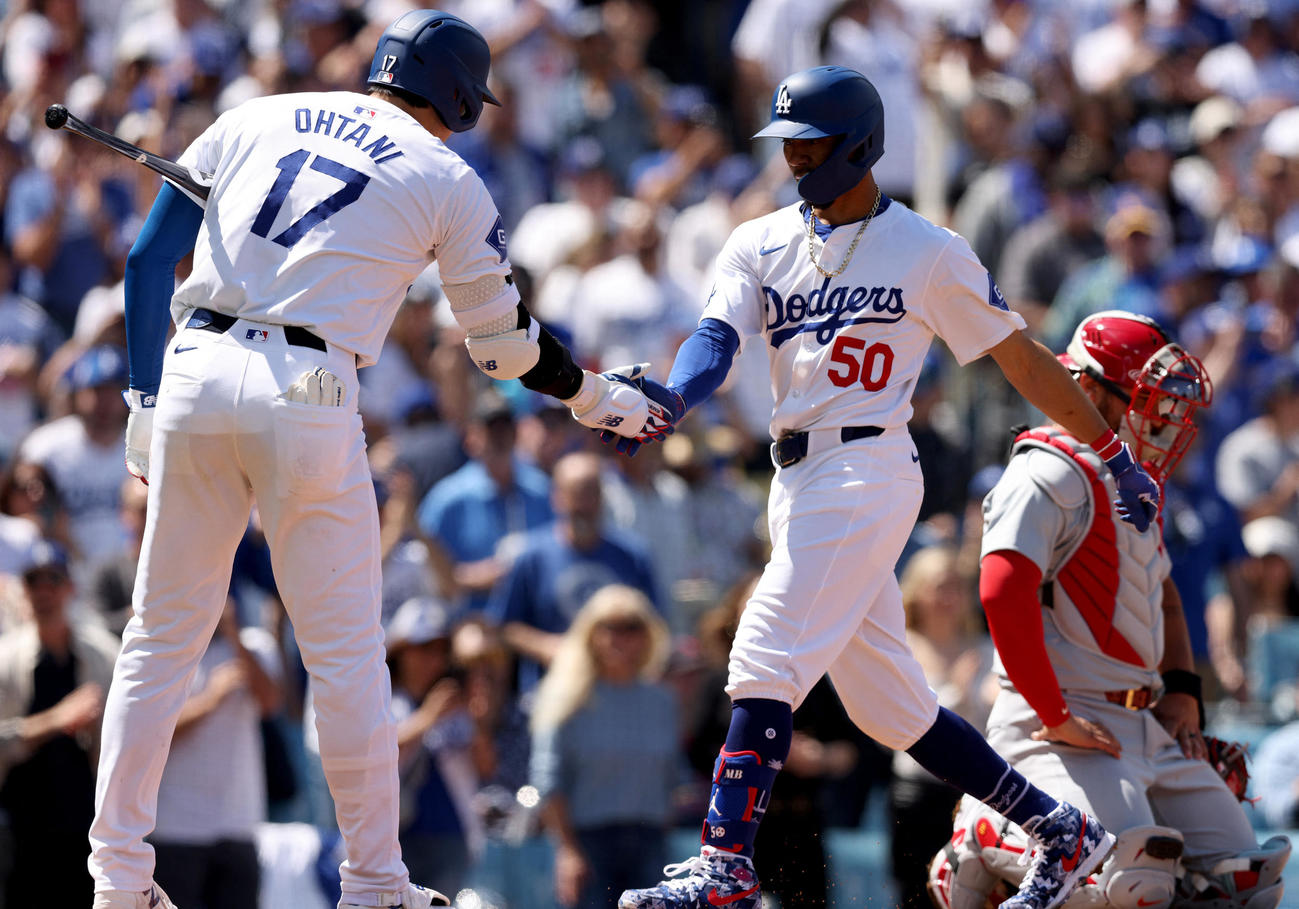 ドジャース対カージナルス　3回、本塁打を放ったベッツとタッチをかわす大谷（USA TODAY Sports＝ロイター）