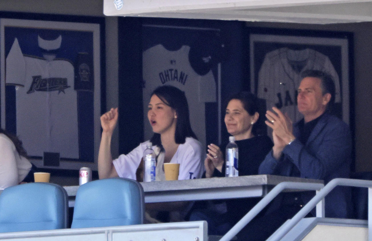 カージナルス戦を観戦するドジャース大谷の妻真美子さん（左）（共同）