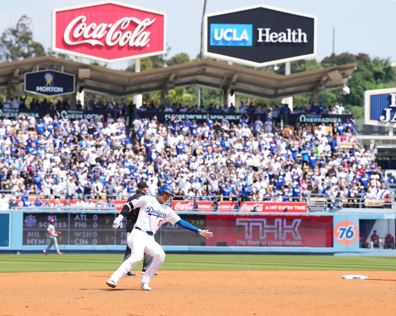 ドジャース対カージナルス　1回裏ドジャース無死一塁、右二塁打を放ち、二塁を回ったところでストップする大谷（撮影・菅敏）