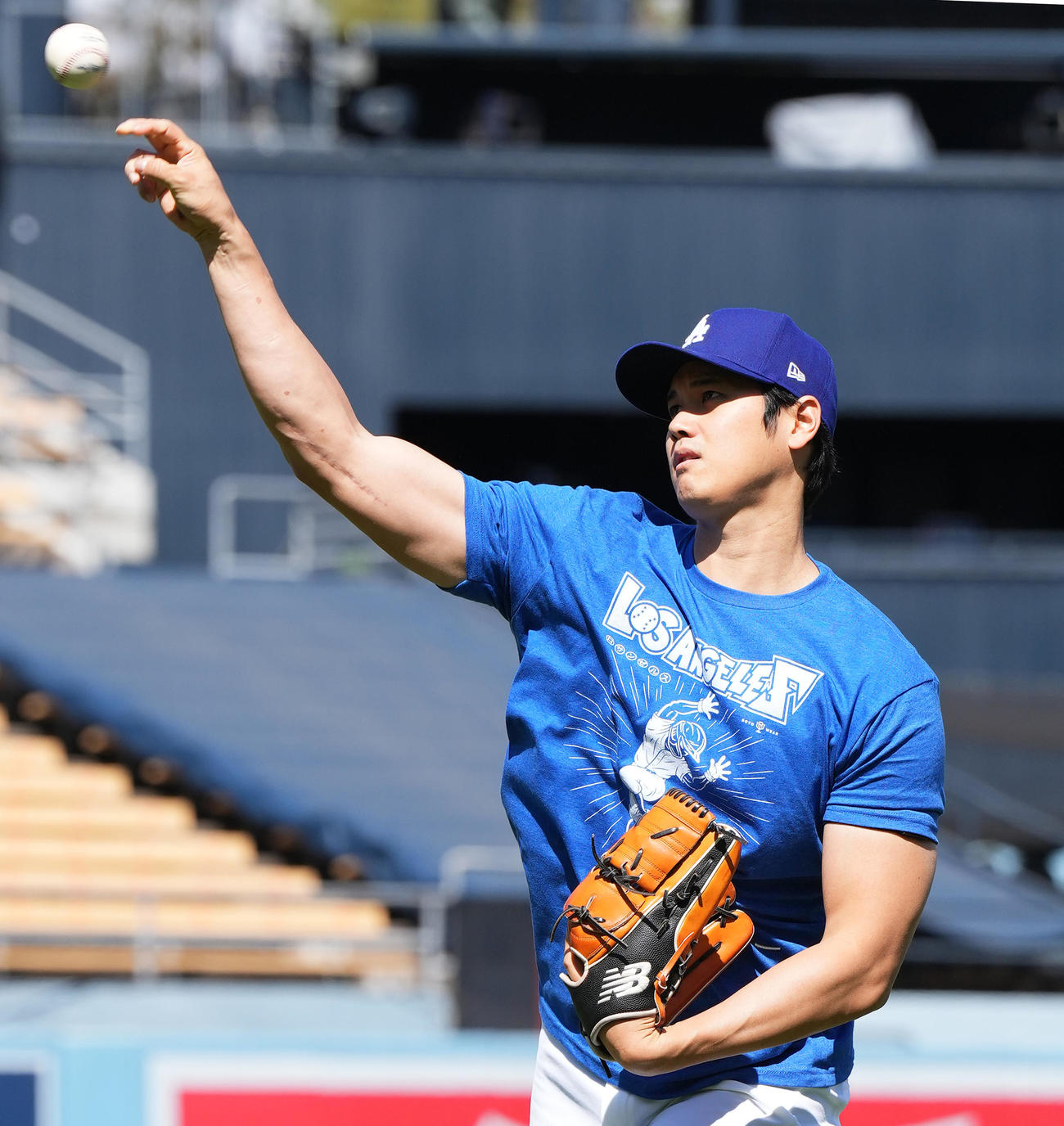 ドジャース対カージナルス　試合前、新しいデザインのTシャツを着てキャッチボールをするドジャース大谷（撮影・菅敏）